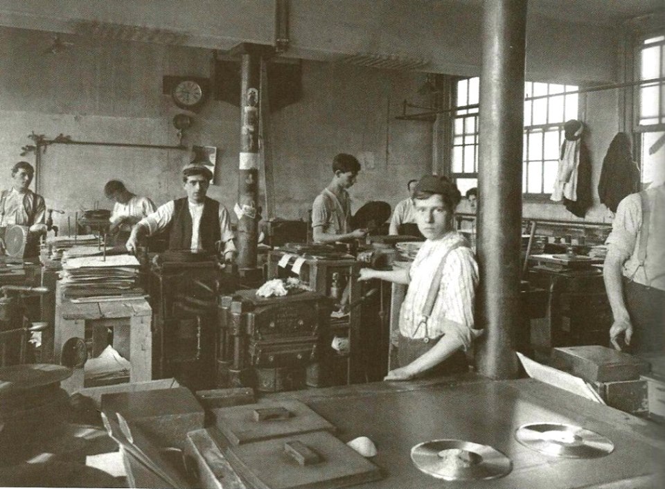 Inside the Berliner company factory in the Saint-Henri district of Montreal, 1910. McCord Museum collection.