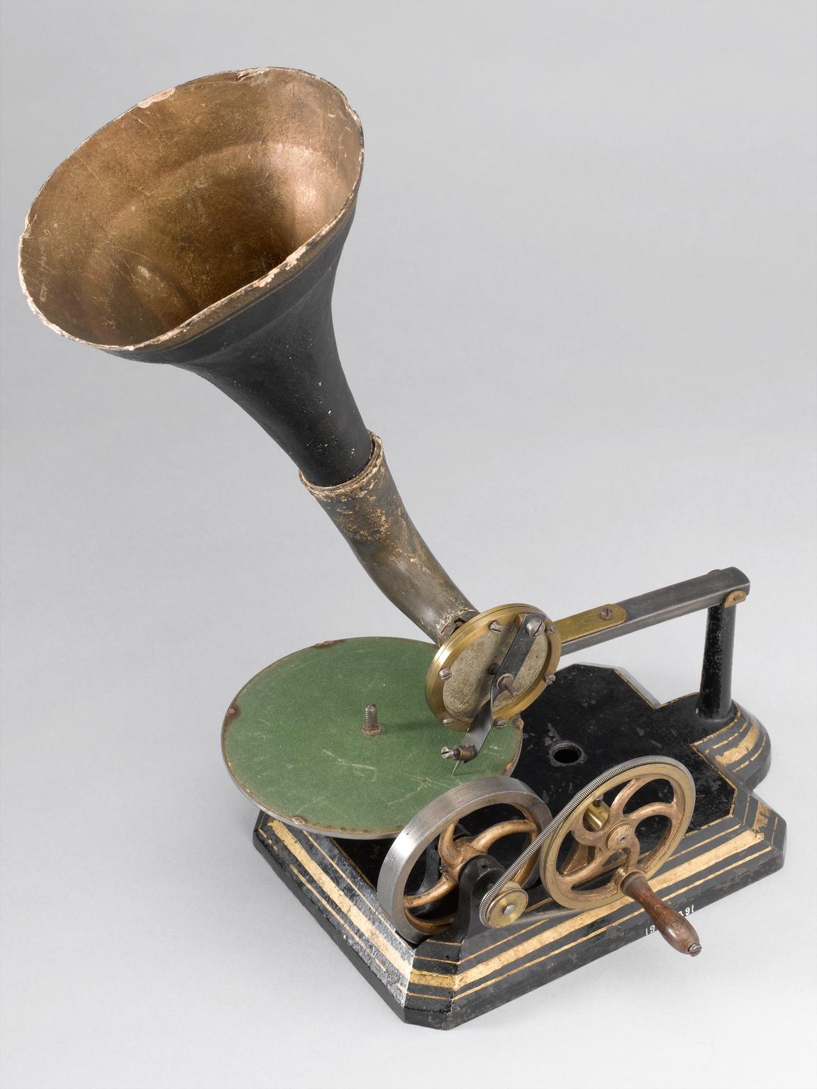 Early hand-cranked phonograph made by Kämmer & Reinhardt, about 1890. The image shows a modern photograph of a museum collection item, not the same machine as the about 1895 item in the text.