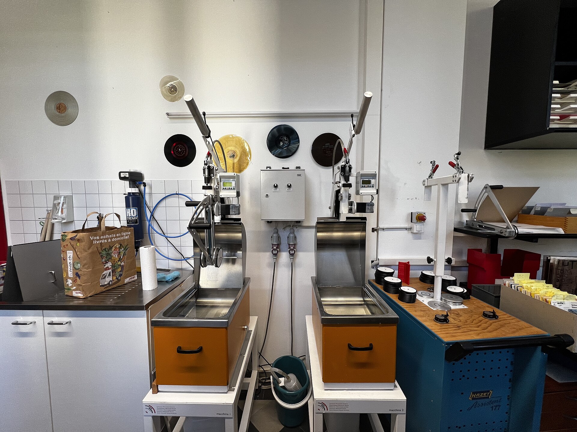 A record cleaning machine for batch cleaning vinyl