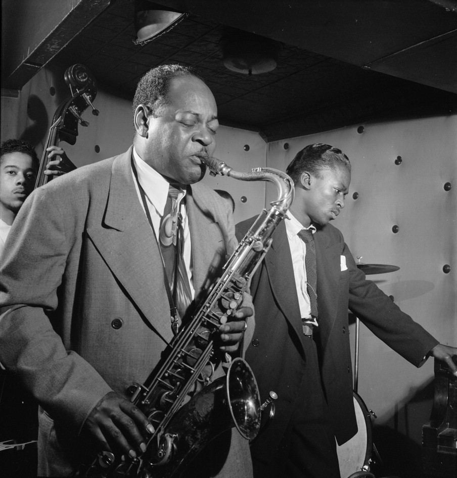 Coleman Hawkins (left) and Miles Davis at the Three Deuces club, New York, 1947. Photo by William P. Gottlieb, Library of Congress, public domain.
