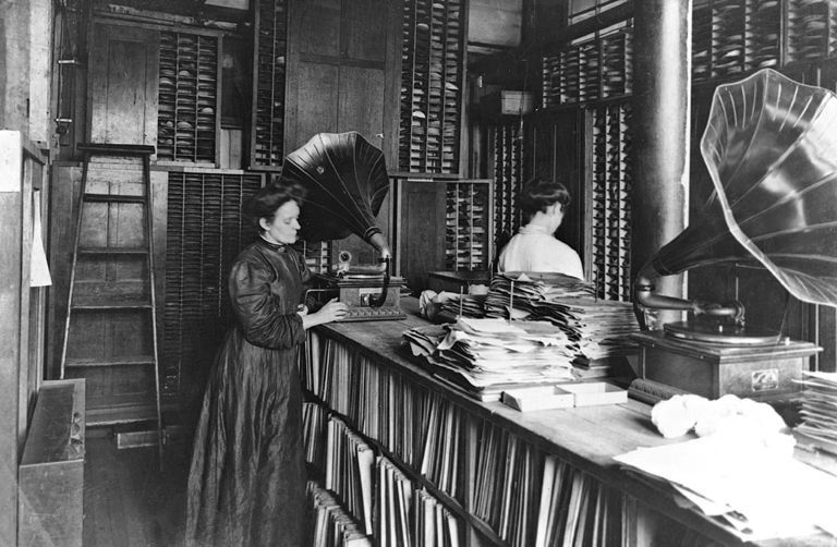In 1910, the matrix room of the Berliner Gramophone Company in Montreal. Collection of the McCord Museum.