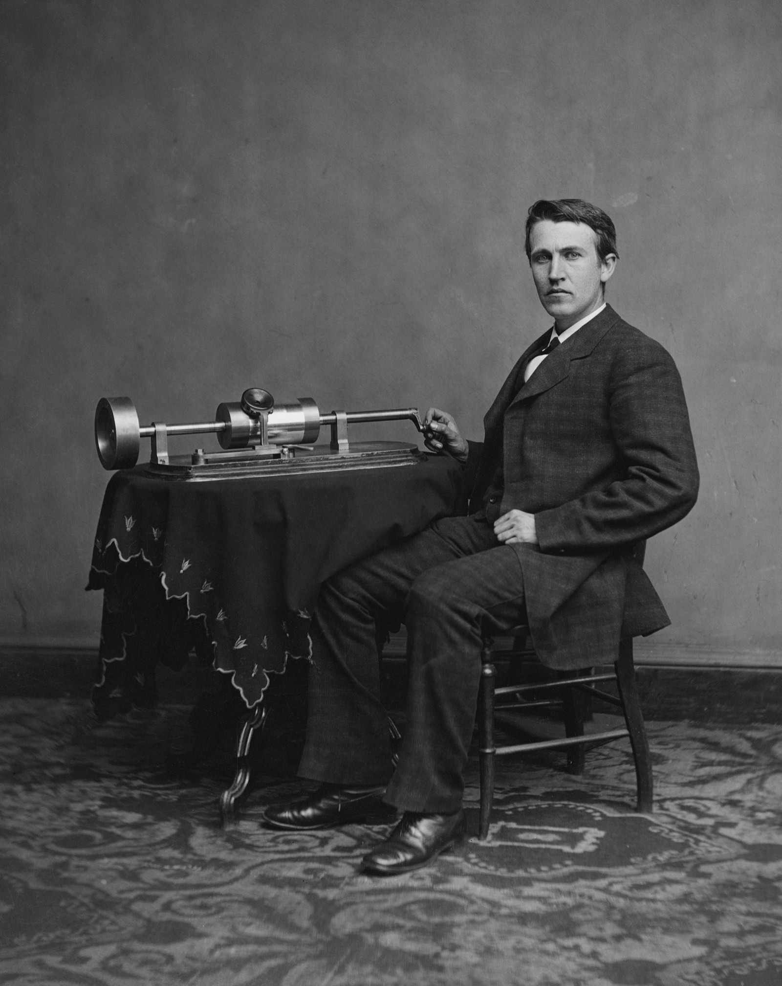 エジソンと初期の円筒蓄音機、1877-1878年頃。原写真は米国議会図書館所蔵。